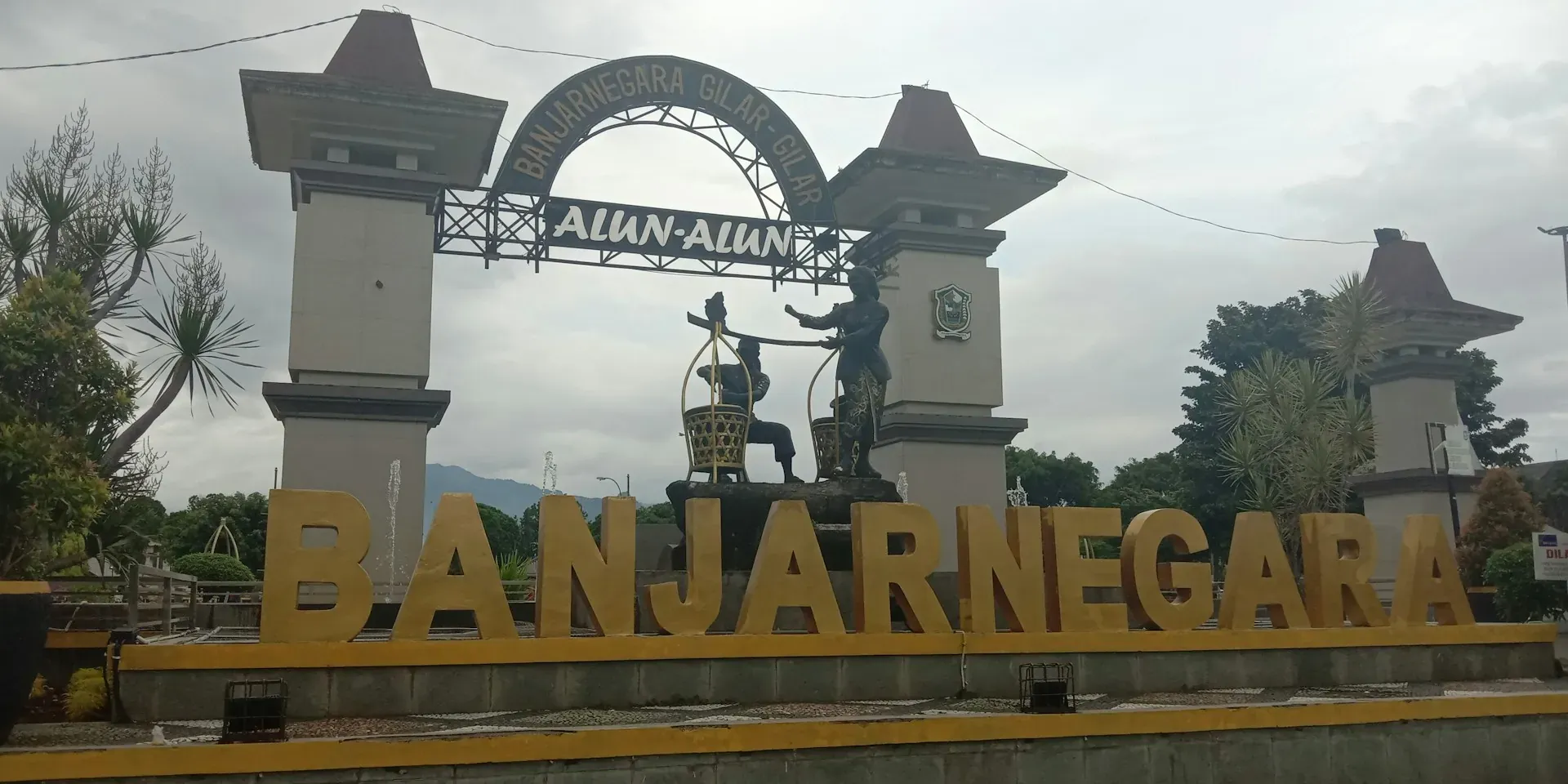 Tugu Banjarnegara di alun-alun