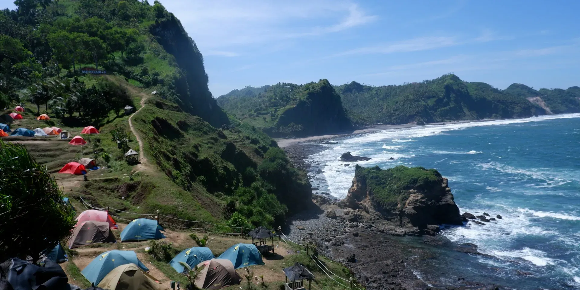Tenda kemah di tebing pantai, Kebumen