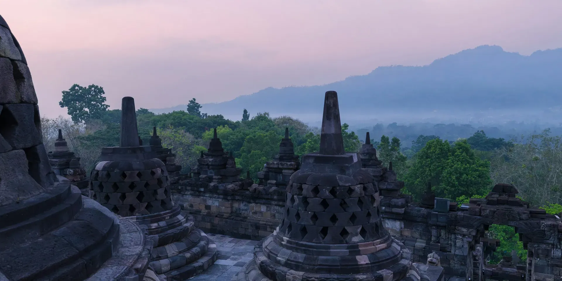 Stupa Candi Borobudur saat fajar, Magelang