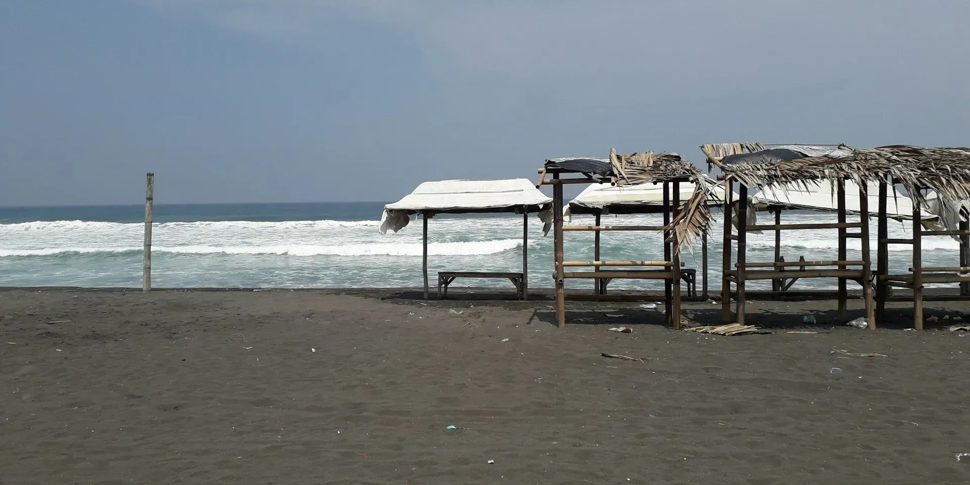Gubuk di tepi Pantai Jetis, Purworejo